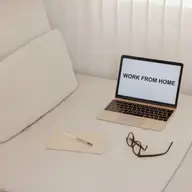 Setup-ul perfect pentru work from home: cum să reduci durerile de ochi când stai 8 ore la laptop folosind lumina de fundal