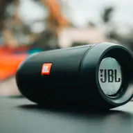Merită să plătești mai mult pentru o boxă portabilă premium? Comparație între caracteristici