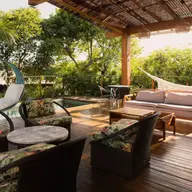 Pergole bioclimatice versus copertine retractabile: ce alegi pentru umbră și protecție pe termen lung?