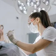 Gingiile îți sângerează la periaj? De ce nu trebuie să ignori acest semnal