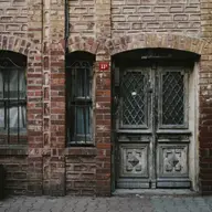 Cum păstrezi farmecul unei uși vechi fără să o schimbi