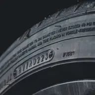 Cauciucurile auto nu se aleg doar după preț: inscripțiile de pe flanc care decid dacă setul ți se potrivește