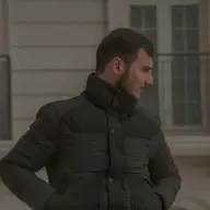 Cum buzunarele interioare perfect poziționate îți păstrează silueta impecabilă chiar dacă porți portofel și telefon
