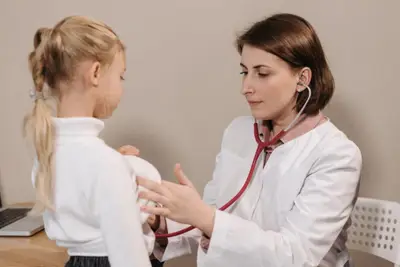 Frica de doctor nu dispare singură. Iată ce funcționează cu adevărat înainte de consultul pediatric