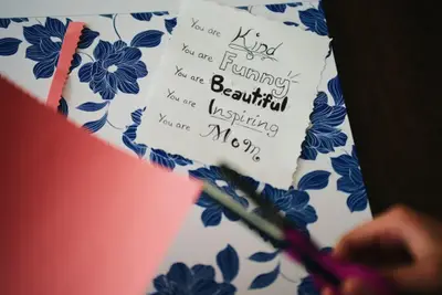 Cum faci o felicitare să nu pară luată din mall? Adaugă-i un detaliu pe care nu-l poate printa nimeni