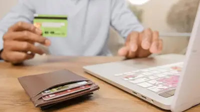 Credit online vs bancă. Finanțarea online merită doar când viteza nu ascunde costul