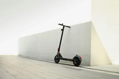 Trotineta electrică pentru mobilitate urbană: câștigul real apare între stație și destinație