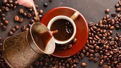 Dintr-un port din Yemen în casele iubitorilor de cafea: povestea unei combinații celebre