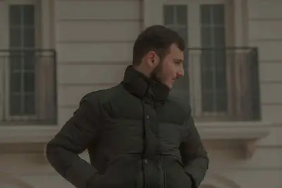 Cum buzunarele interioare perfect poziționate îți păstrează silueta impecabilă chiar dacă porți portofel și telefon
