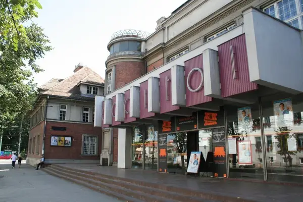 Institutii