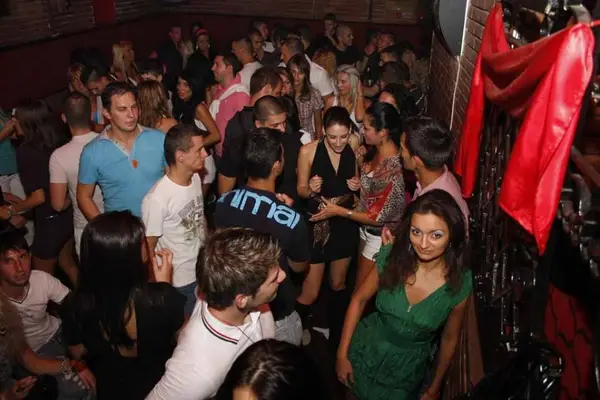 Party in Club Art 700 24 09 2009