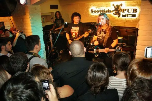 Concert Compact in Scotish Pub