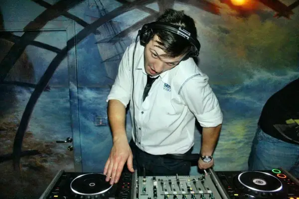 Party cu Dj Epocs in club Arqa