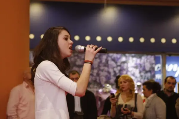 Spectacol de copii cu cantece si dans la Iulius Mall de 8 martie 2012