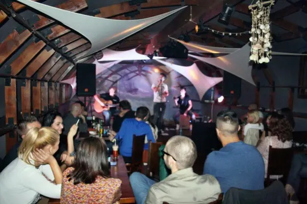 Concert de cover-uri cu Cristian Iacob Unplugged la Arqa