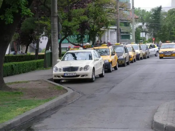 Statie taxi - Piata 700
