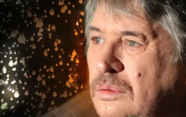 Te uita cum ninge decembre