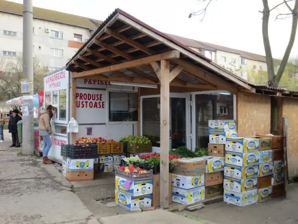 Minimarket - Strada Sfintii Apostoli Petru si Pavel colt cu Calea Sever Bocu