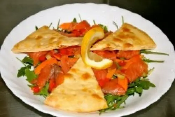 Salata somon fume