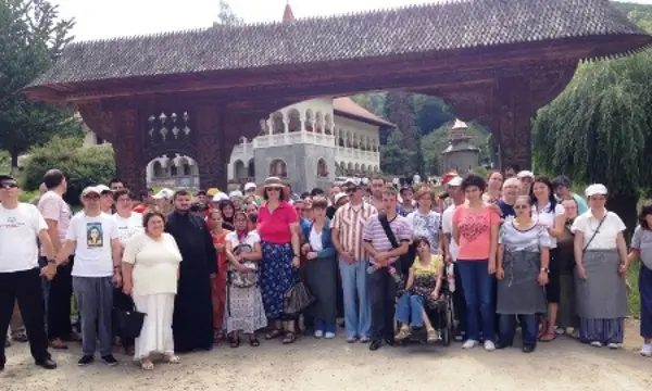 Excursie la Manastirea Prislop pentru tinerii dizabilitati intelectuale de la Fundatia Pentru Voi