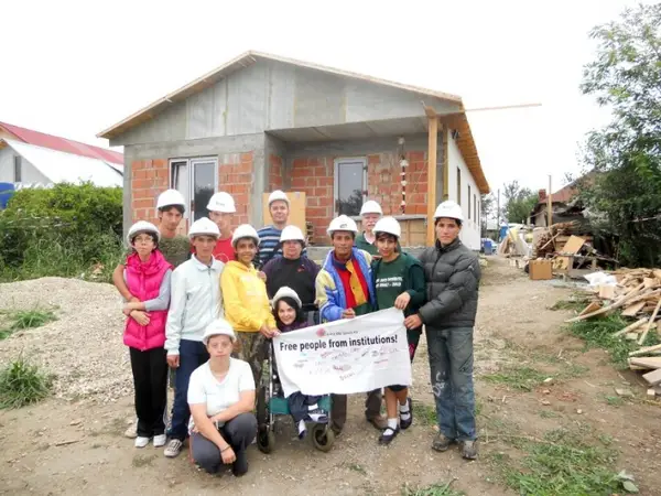 Voluntarii CevaDeSpus construiesc