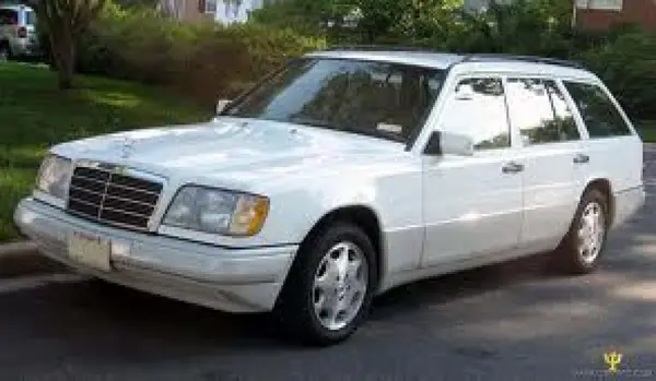 Dezmembrez Mercedes 124