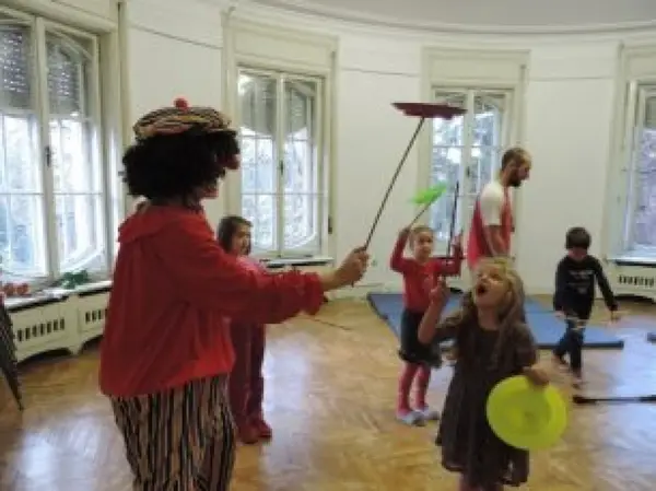 Atelier de Circ: initiere in franceza prin jonglerii, acrobatii, prezenta scenica