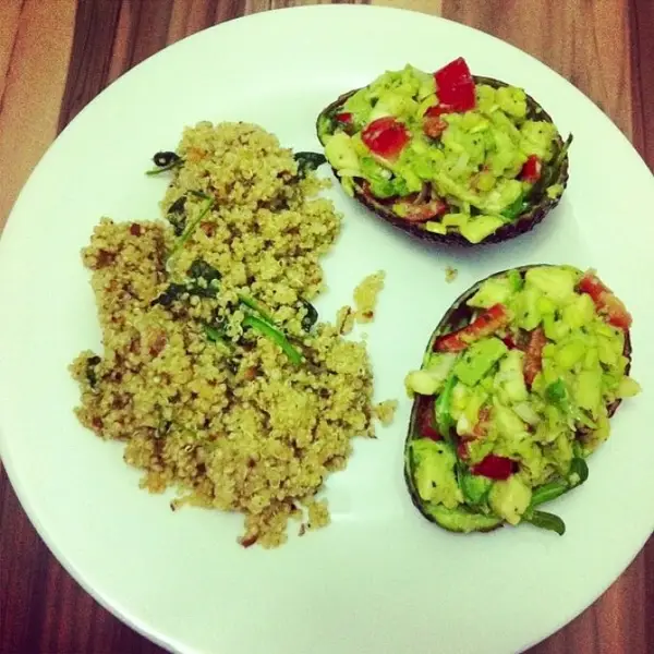 Quinoa cu migdale si cocos & avocado umplut