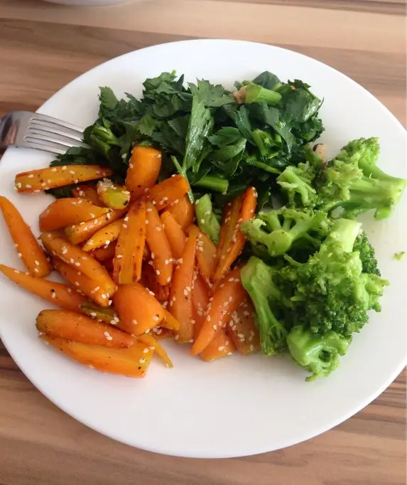 Morcovi prajiti cu broccoli si salata de frunze de telina