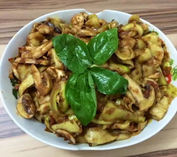 Tagliatelle de dovlecel cu ciuperci crude si sos picant