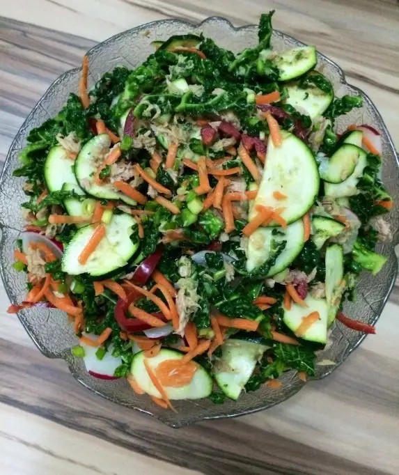 Salata de kale cu ton