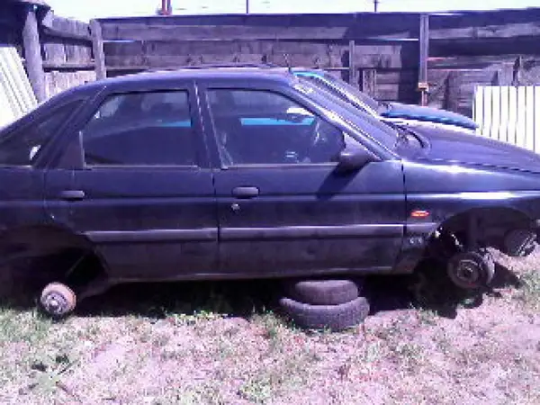 Dezmembrez Ford Escort an 1998