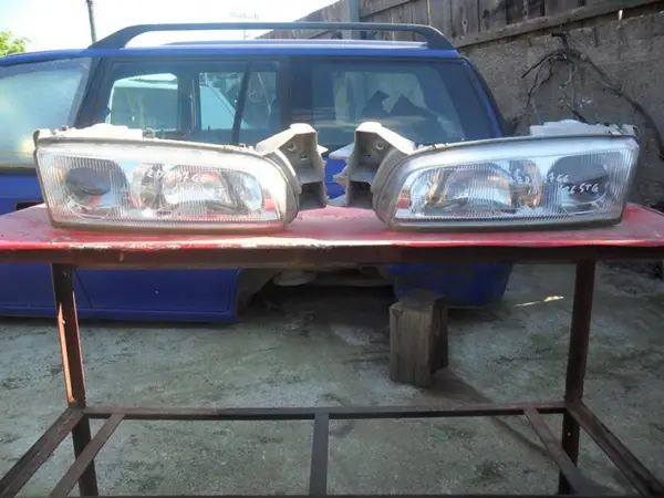 Vand Faruri pentru Mazda 626