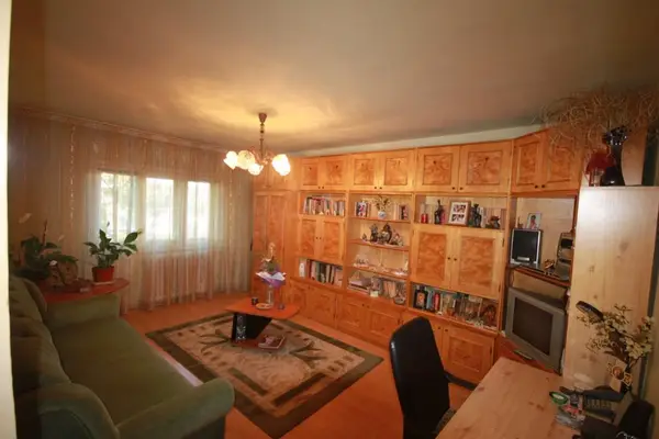 Vand mobila din lemn si canapea extensibila in stare buna