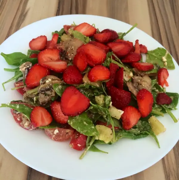Salata cu capsuni si branza de capra