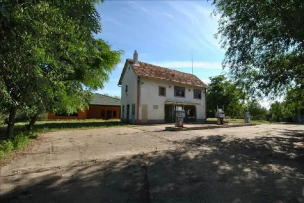 Vand Casa rezidentiala + Cladire comerciala + Statie Peco in Carpinis