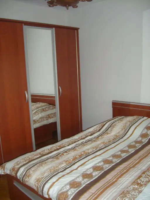 Inchiriez 1 camera cu 400 lei in apartament de 3 camere