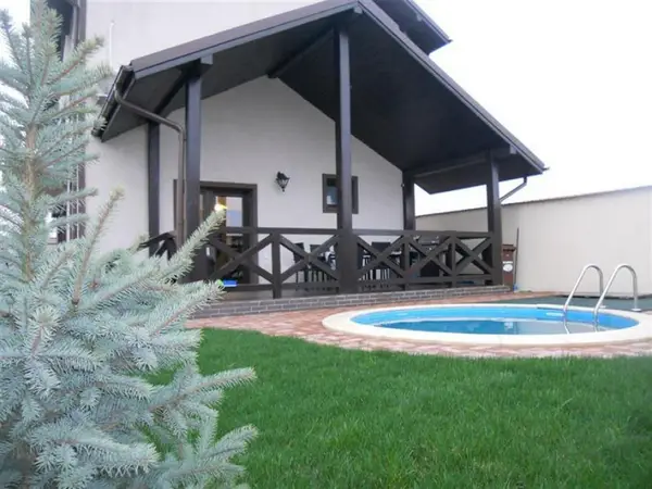 Cat costa o vila cu piscina in apropierea marilor orase