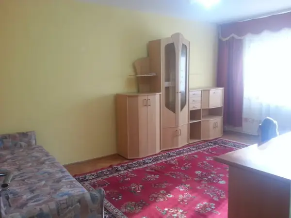 Proprietar inchiriez apartament 3 camere renovat