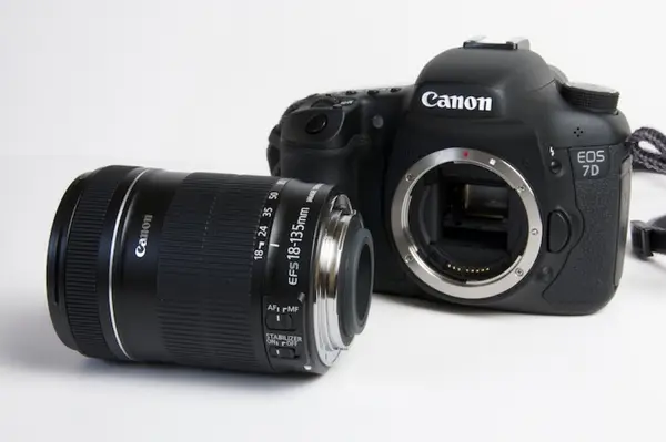 Canon EOS 7D body + 18-135 mm + MeiKe 7D grip