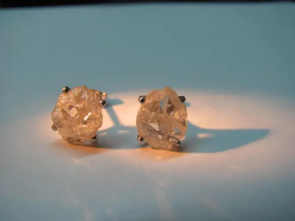Diamantele neslefuite