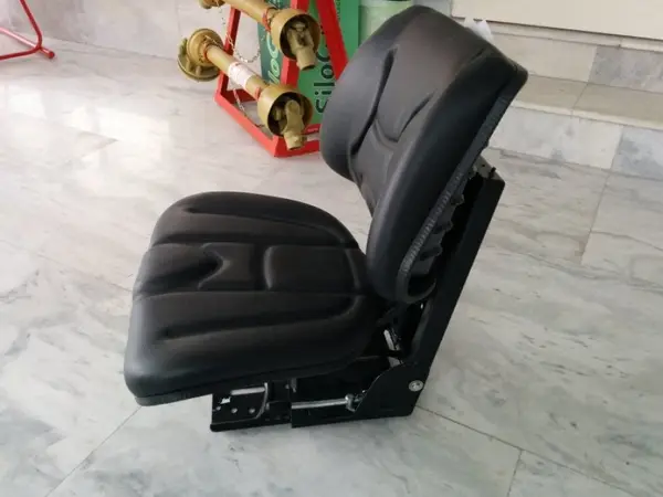 Vand scaun tractor nou cu suspensie