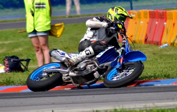 Vlad Neaga urca in elita pilotilor de supermoto din lume