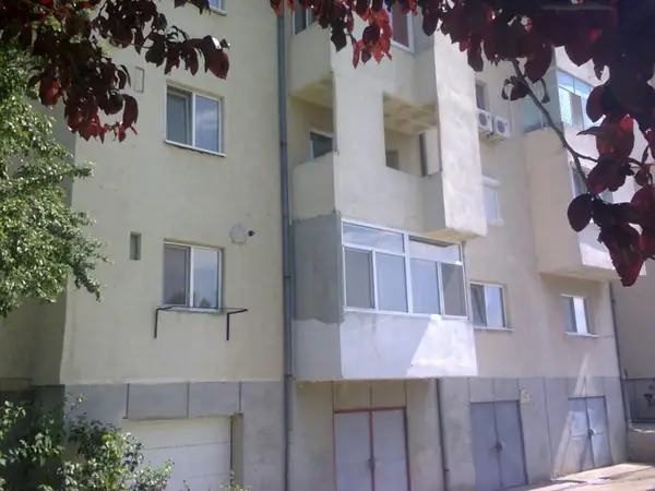 Vand apartament cu 3 camere in zona Fratelia