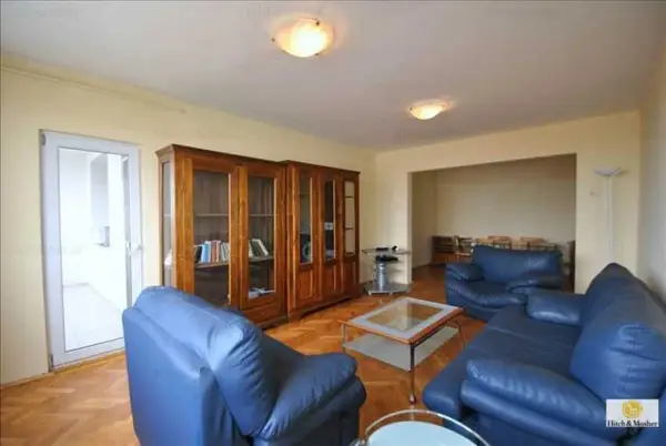 De vanzare apartament cu 3 camere, zona Centrala