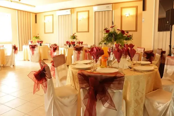 Restaurant La Rousse din Timisoara ofera sala de botez cu 30 - 80 de locuri