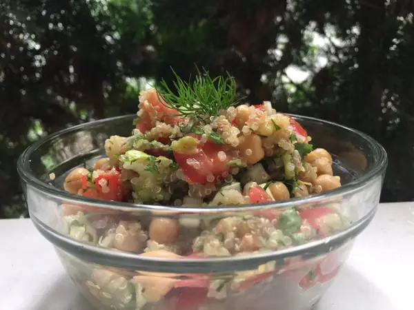 Salata mixta cu naut si quinoa