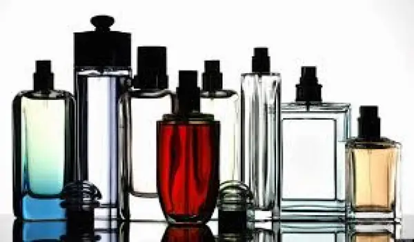 Vand parfumuri de firma la preturi promotionale