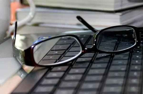 Ochelari cu lentile de protectie pentru monitor