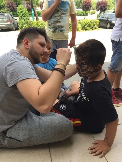 Fii tu fratele mai mare